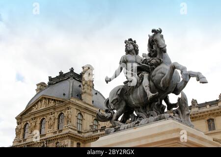 Paris, France - 18 mai 2019 : statue équestre de Louis XIV à la cour Napoléon du musée du Louvre Banque D'Images