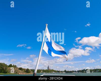 Drapeau finlandais sur le port de Naantali, Finlande Banque D'Images