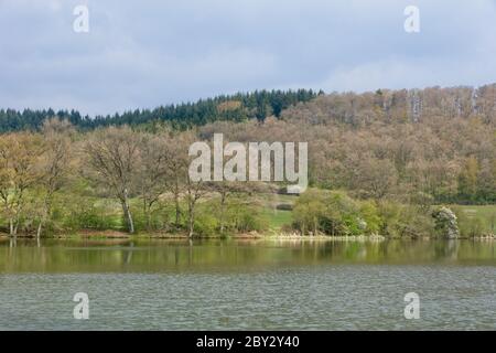 Lac (Immerather maar) dans les montagnes Volcanic Eifel ou Vulkan Eifel en Allemagne Banque D'Images