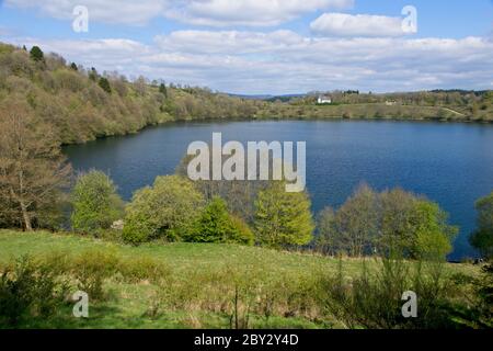 Lac (Immerather maar) dans les montagnes Volcanic Eifel ou Vulkan Eifel en Allemagne Banque D'Images