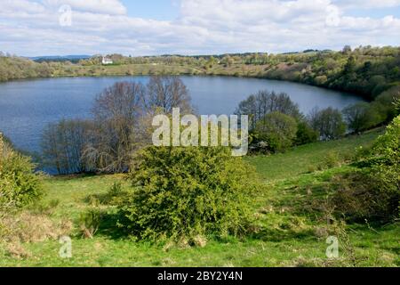 Lac (Immerather maar) dans les montagnes Volcanic Eifel ou Vulkan Eifel en Allemagne Banque D'Images