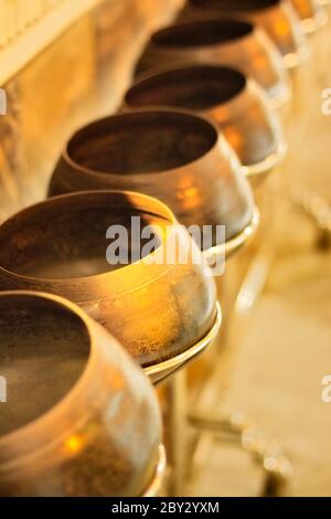 Pots dans le temple de Bouddha inclinable Banque D'Images