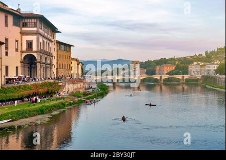 Vue panoramique sur la rivière Arno, la principale voie navigable de la région toscane qui traverse la ville médiévale de Florence en Italie Banque D'Images