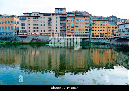 Vue panoramique sur la rivière Arno, la principale voie navigable de la région toscane qui traverse la ville médiévale de Florence en Italie Banque D'Images