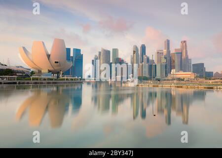 Paysage urbain de Singapour en début de matinée avec de véritables réflexions sur l'eau de mer. Paysage de Singapour bâtiment d'affaires autour de la baie populaire de Marina avec skysc Banque D'Images