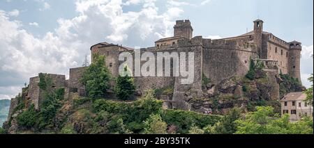 Le côté nord du château de Bardi. Province de Parme, Emilie-Romagne, Italie. Province de Parme, Emilie-Romagne, Italie. Banque D'Images