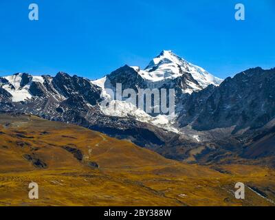 Vue sur la montagne Huayna Potosi dans la Cordillère Real près de La Paz, Bolivie Banque D'Images