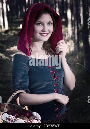 Red Riding Hood debout dans un bois Banque D'Images