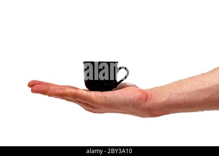 Main mâle tenant une tasse à café isolée sur fond blanc. Concept minimaliste. Banque D'Images