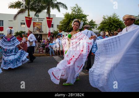 Panamaniens sur l'événement annuel "El desfile de las mil polleras" à Las Tablas, province de Los Santos, République du Panama. Banque D'Images