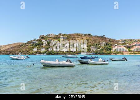 Smith Bay, St. Thomas, Îles Vierges américaines (USVI) - 30 avril 2019 : bateaux ancrés dans la baie Water Bay à St Thomas, Îles Vierges américaines, Caraïbes. Banque D'Images