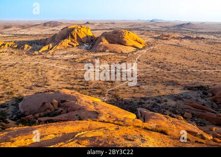 Paysage autour de Spitzkoppe, alias Spitzkop, avec des formations rocheuses massives de granit, désert de Namib en Namibie, Afrique. Banque D'Images