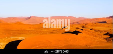 Dunes rouges du désert du Namib près de Sossusvlei, alias Sossus Vlei, Parc national du Namib-Naukluft, Namibie, Afrique. Banque D'Images
