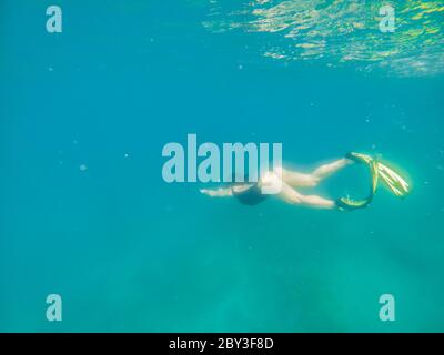 femme dans le masque de plongée et flippers sous l'eau Banque D'Images