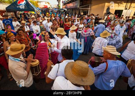 Musiciens et danseurs dans la rue lors de l'événement annuel « El desfile de las mil polleras » à Las Tablas, province de Los Santos, République du Panama. Banque D'Images