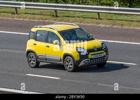 2015 jaune Fiat Panda Cross TwinAir ; véhicules mobiles pour la circulation routière, voitures conduisant un véhicule sur les routes britanniques, moteurs, conduite sur l'autoroute M61 au Royaume-Uni Banque D'Images