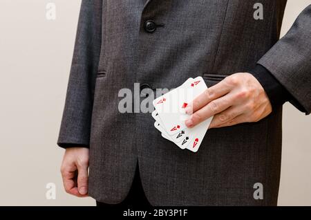 Homme d'affaires tenant une carte de poker d'as dans ses mains Banque D'Images