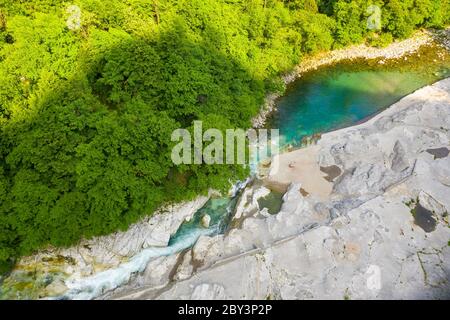 Vue sur le fleuve Serio pendant la journée, Val Seriana Bergame. Banque D'Images