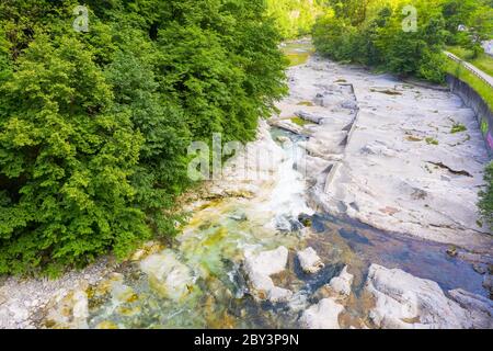 Vue sur le fleuve Serio pendant la journée, Val Seriana Bergame. Banque D'Images