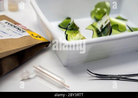 Échantillons d'une bouteille en verre cassée dans Criminalistic Lab, image conceptuelle Banque D'Images