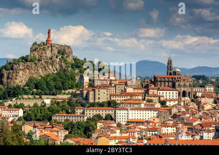 Le Puy en Velay, patrimoine mondial de l'UNESCO. Départ de la voie Saint Jacques de Compostelle . Haute Loire. Auvergne-Rhône-Alpes. France Banque D'Images