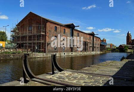 Les travaux sont en cours sur le dernier projet de régénération des anciens entrepôts le long des canaux Leeds et Liverpool pour former un nouveau quartier de Wigan Pier. Banque D'Images