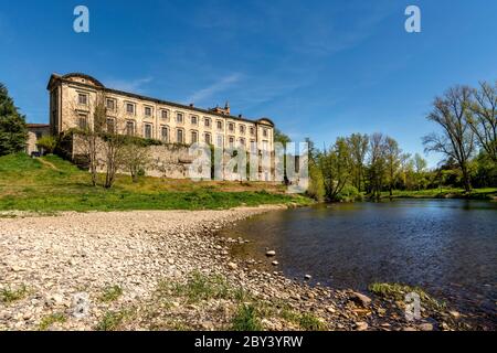 Lavoute Chilhac étiqueté les plus Beaux villages de France.Prieuré Sainte-Croix sur le fleuve Allier, haute-Loire , Auvergne-Rhône-Alpes. France Banque D'Images