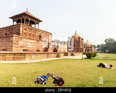 Prayagraj. Uttar Pradesh, Inde - février 2015 : les anciens tombeaux de Mughal à Khusro Bagh dans la ville d'Allahabad. Banque D'Images