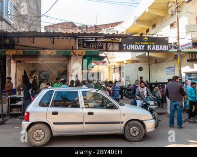 Lucknow, Uttar Pradesh, Inde - février 2015 : une foule de clients à l'extérieur du célèbre restaurant kebab, Tunday Kababi, dans la vieille ville. Banque D'Images