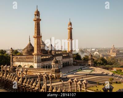 Lucknow, Uttar Pradesh, Inde - février 2015 : la belle architecture de la mosquée Asfi dans la Bara Imambara dans la vieille ville. Banque D'Images