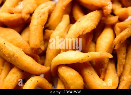 Gros plan délicieux en-cas Salty Spicy Namkeen Bhujia texture. En-cas frits épicés. Résumé de la nourriture. Banque D'Images