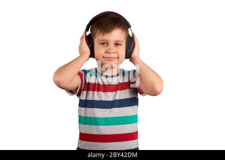 Adorable enfant adorable et adorable, avec son casque sans fil, qui se trouve sur fond blanc. Concept de loisirs, musique et divertissement Banque D'Images