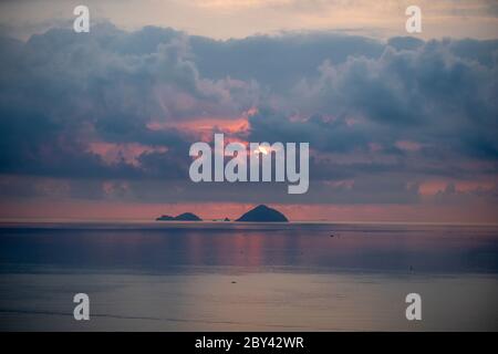 Lever du soleil sur Hon Chong cape, Nha Trang, province de Khanh Hoa, Vietnam. Concept de voyage et de nature. Ciel du matin, nuages, soleil et eau de mer Banque D'Images