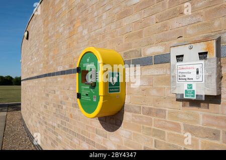 Défibrillateur cardiaque d'urgence récemment installé, vu fixé à un mur extérieur du bâtiment. Utilisé en cas d'urgence cardiaque. Banque D'Images