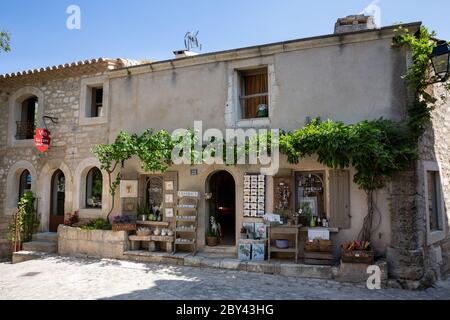 Les Baux de Provence France 14 juillet 2015 : UNE boutique de cadeaux et souvenirs dans la ville provençale des Baux de Provence Banque D'Images