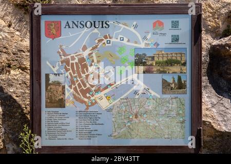 Ansouis France 14 juillet 2015 : panneau avec une carte de la ville d'Ansouis en Provence, indiquant les emplacements de divers sites locaux Banque D'Images