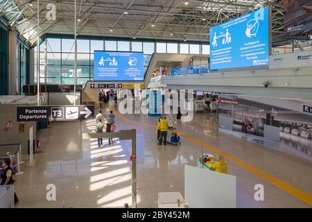 Terminal de départ 3 à l'aéroport de Rome Fiumicino le premier jour après le confinement de la pandémie Covid 19 en Italie Banque D'Images