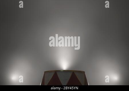 Un podium vide de cirque ringmasters rétroéclairé par des spots spectaculaires sur fond sombre et sombre - rendu 3D Banque D'Images