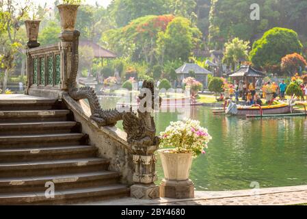 Antaboga est le serpent du monde. Palais aquatique Tirta gangga. Bali, Indonésie Banque D'Images