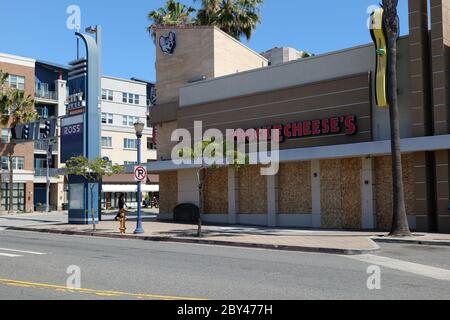 Long Beach, CA/USA - 6 juin 2020 : Chuck E Cheese est monté après le pillage et le vandalisme pendant les manifestations Black Lives Matter Banque D'Images