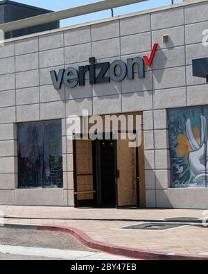 Long Beach, CA/USA - 6 juin 2020 : a ouvert ses portes à Verizon après avoir été pillé et vandalisme pendant les manifestations Black Lives Matter Banque D'Images