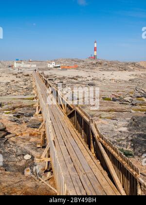 Pont en bois et phare à Diaz point, péninsule de Luderitz, Namibie, Afrique. Banque D'Images