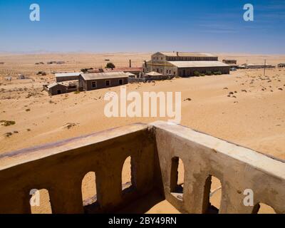 Village fantôme de Kolmanskop - vue depuis le vieux balcon (Namibie) Banque D'Images