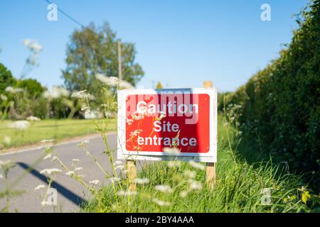 Panneau d'entrée du site de fortune vu situé sur une bordure herbeuse, près d'un village. Le panneau est utilisé pour avertir les conducteurs de véhicules lourds de la zone. Banque D'Images