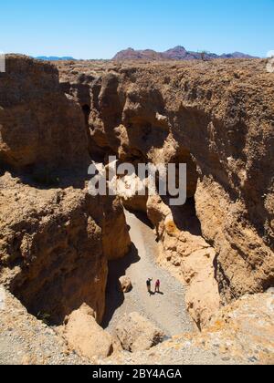 Deux personnes au fond du Sesriem Canyon près de Sossusvlei en forme de Tsauchab River, désert de Namib, Namibie Banque D'Images