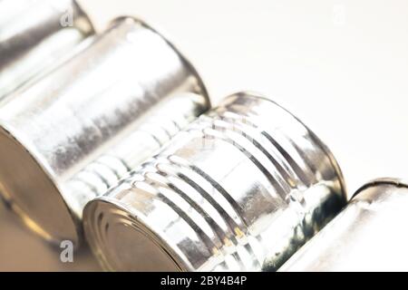 Gros plan sur un fond blanc de conserves argentées. Concept de recyclage Banque D'Images