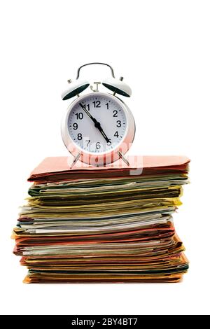 pile de dossiers avec réveil sur le dessus, avec un fond blanc de 5 à cinq minutes Banque D'Images