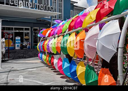 Parasols colorés pour célébrer le poste Covid 19 verrouillage réouverture à l'entrée du centre commercial Central Marina Pattaya Thaïlande Banque D'Images