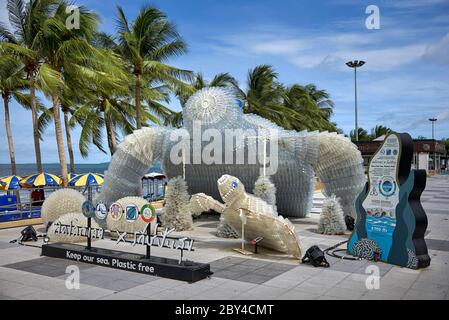 L'art plastique utilisant des gobelets en plastique recyclé met en évidence les dangers environnementaux de l'élimination du plastique dans la mer. Jomtien, Pattaya, Thaïlande, Banque D'Images
