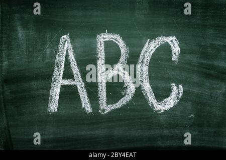 Lettres ABC sur tableau vert, pour le concept de scolarisation et d'enseignement primaire Banque D'Images